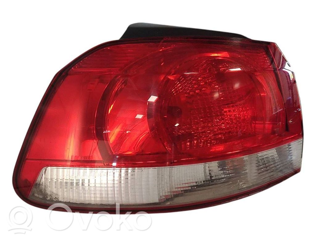 Aizmugurējais lukturis virsbūvē