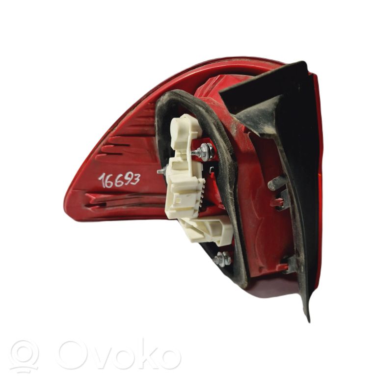 Задний фонарь в кузове