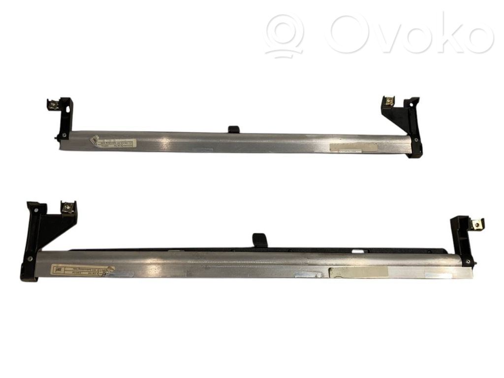 Aizmugurē logu aizkars