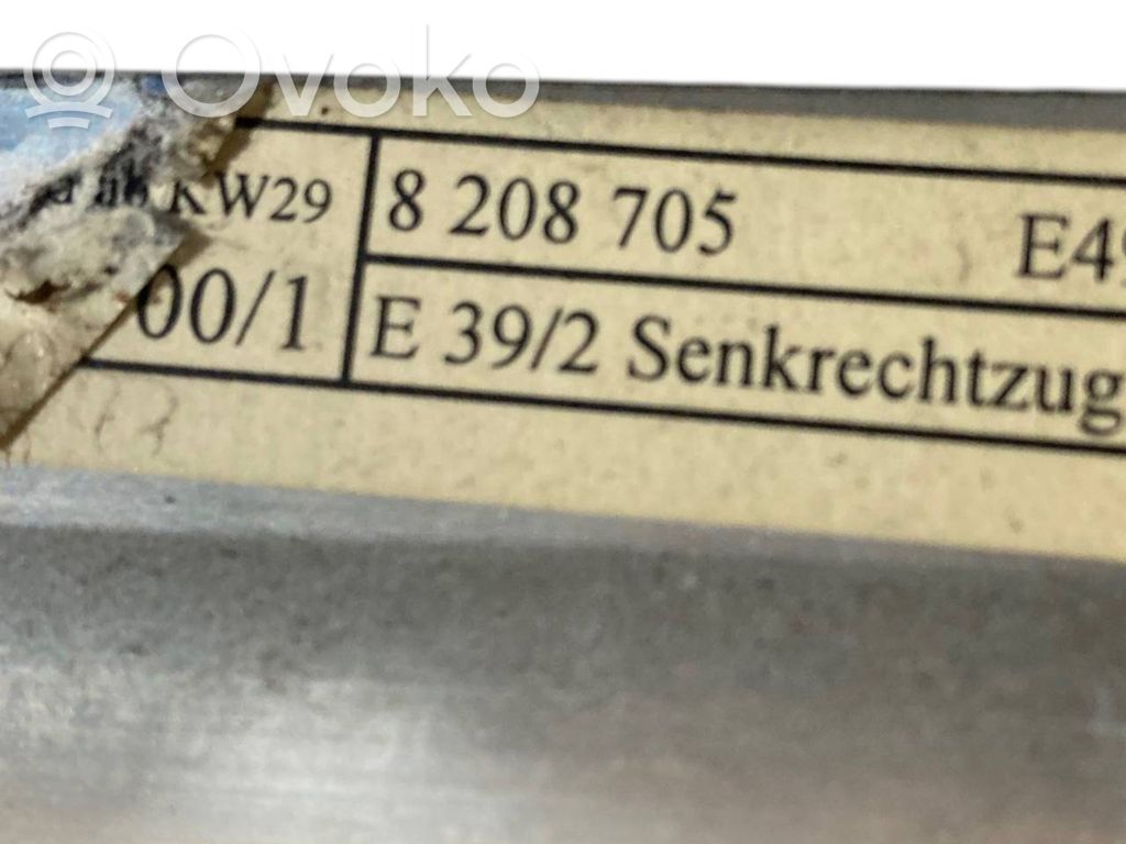 Занавеска на окне сзади