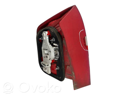 Aizmugurējais lukturis virsbūvē