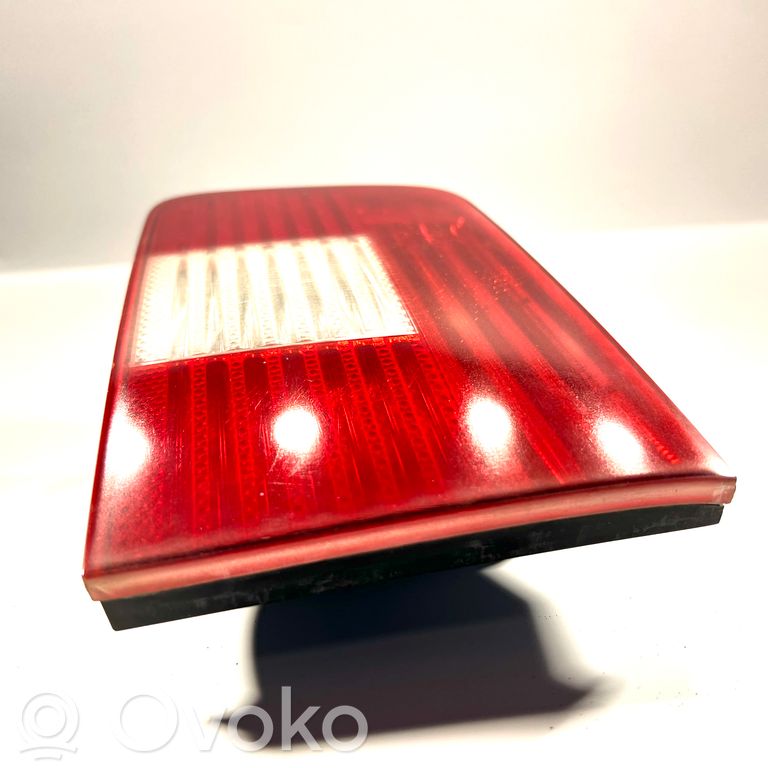 Aizmugurējais lukturis pārsegā