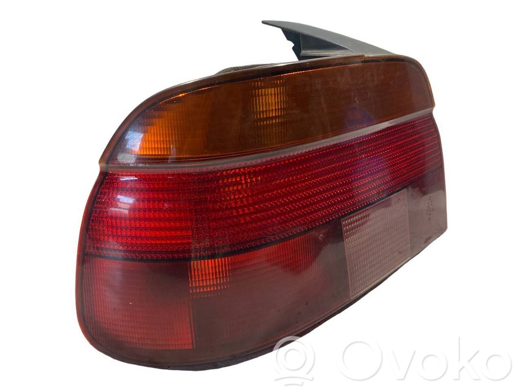 Aizmugurējais lukturis virsbūvē