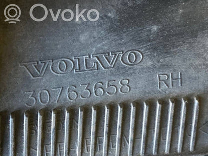 Priekšpusē durvju dekoratīvā apdare (moldings)