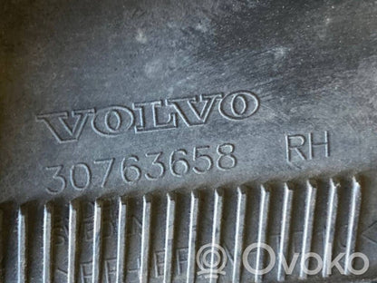 Priekšpusē durvju dekoratīvā apdare (moldings)