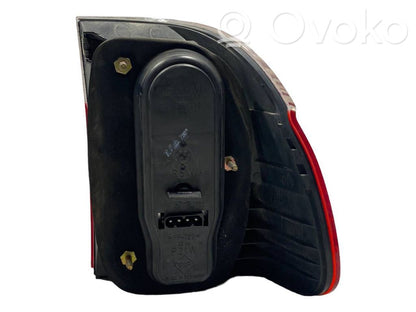 Aizmugurējais lukturis virsbūvē