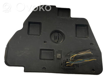 Держатель крышки заднего фонаря