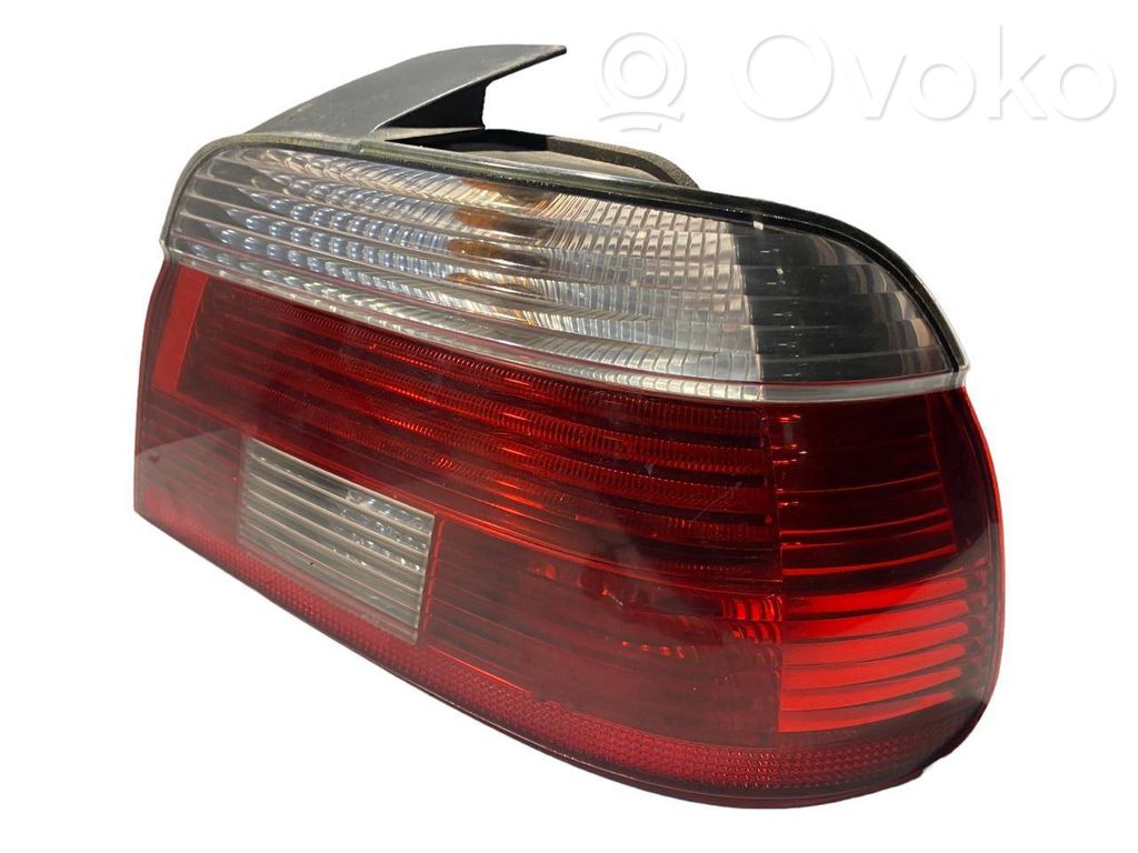 Aizmugurējais lukturis virsbūvē