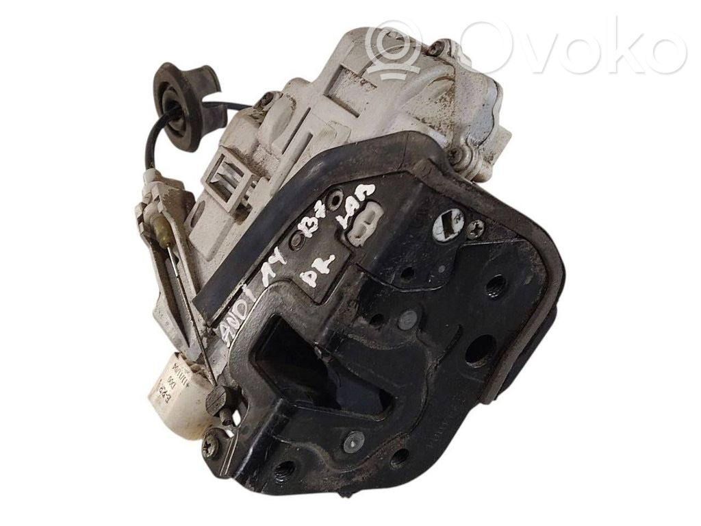 Priekšpusē slēdzene