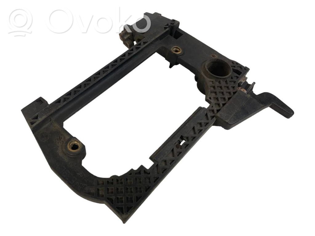 Priekšpusē turētājs / kronšteins ārējam atvēršanas rokturim