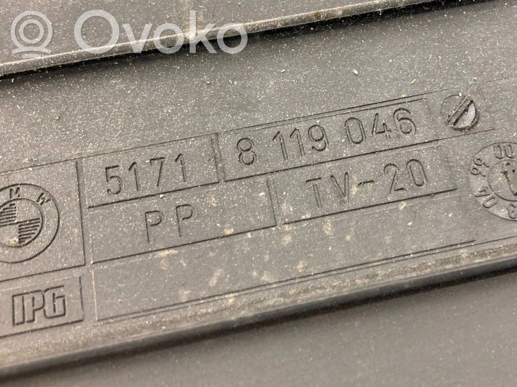 Dzinēja pārsega slēdzenes dekoratīvā apdare