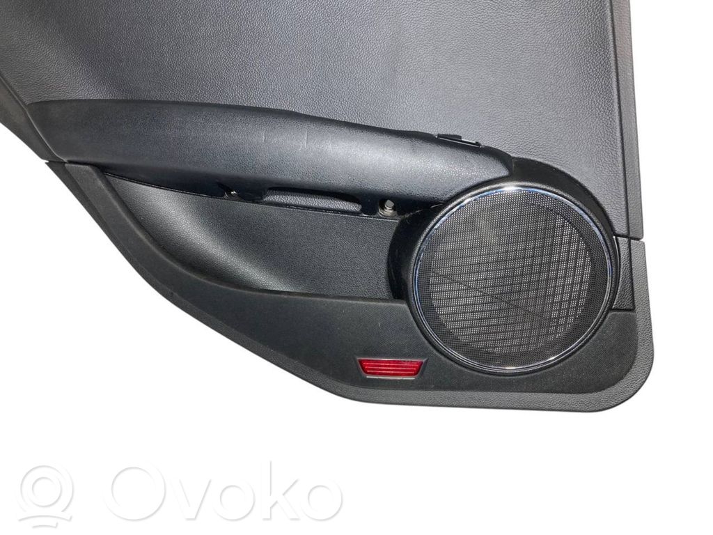 Apšuvums aizmugurējām durvīm