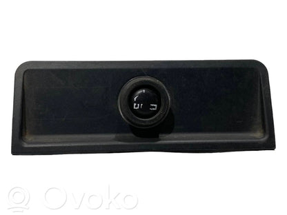 Cigarešu aizdedzināmais aizmugurē