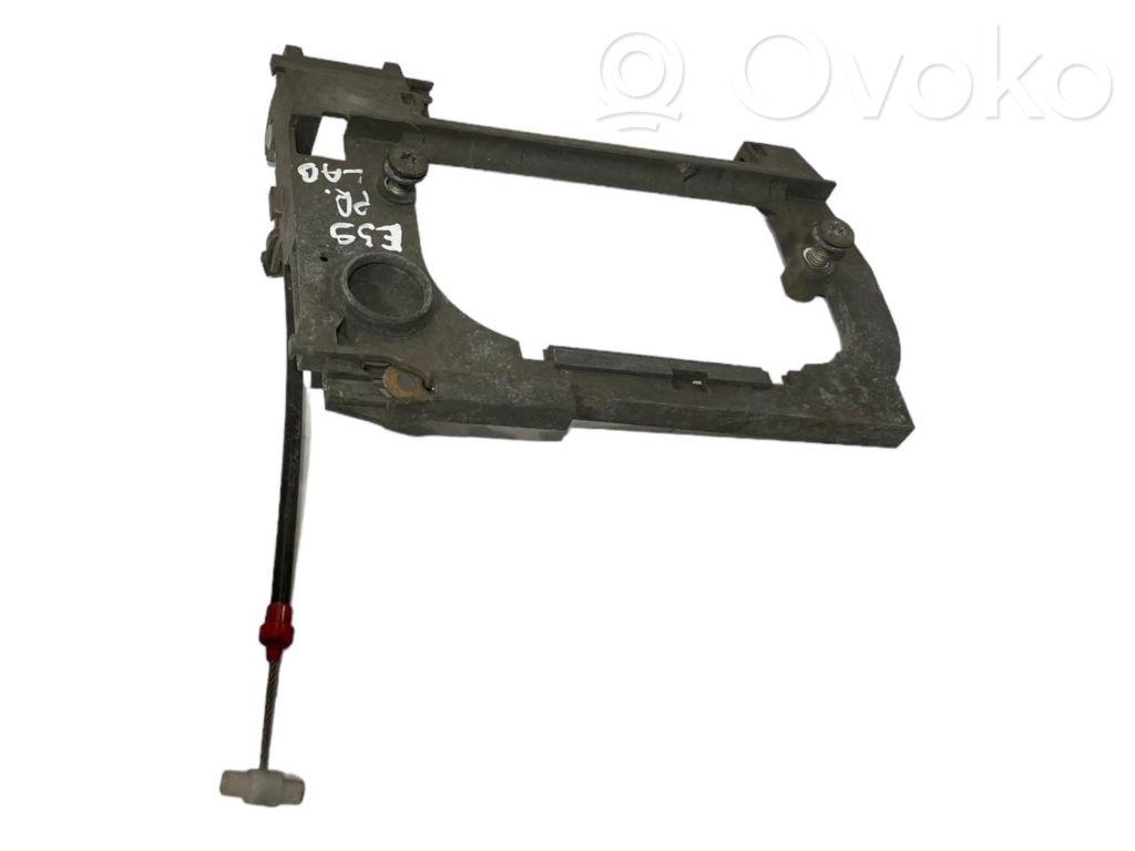 Priekšpusē turētājs / kronšteins ārējam atvēršanas rokturim