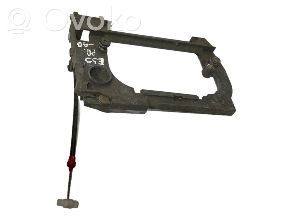 Priekšpusē turētājs / kronšteins ārējam atvēršanas rokturim