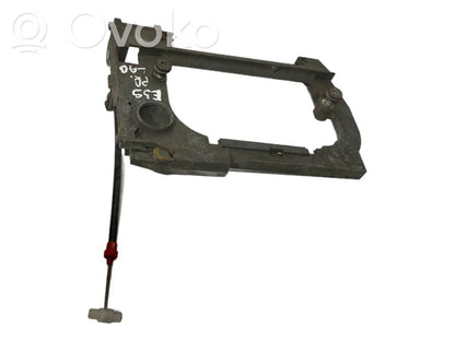 Priekšpusē turētājs / kronšteins ārējam atvēršanas rokturim