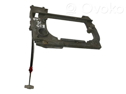 Priekšpusē turētājs / kronšteins ārējam atvēršanas rokturim