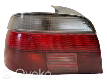 Aizmugurējais lukturis virsbūvē