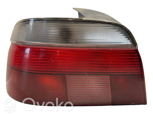 Aizmugurējais lukturis virsbūvē