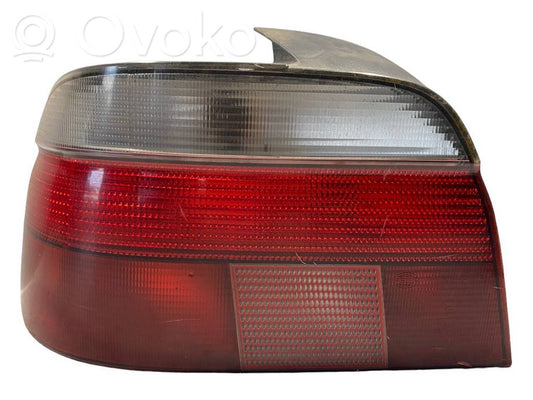 Задний фонарь в кузове