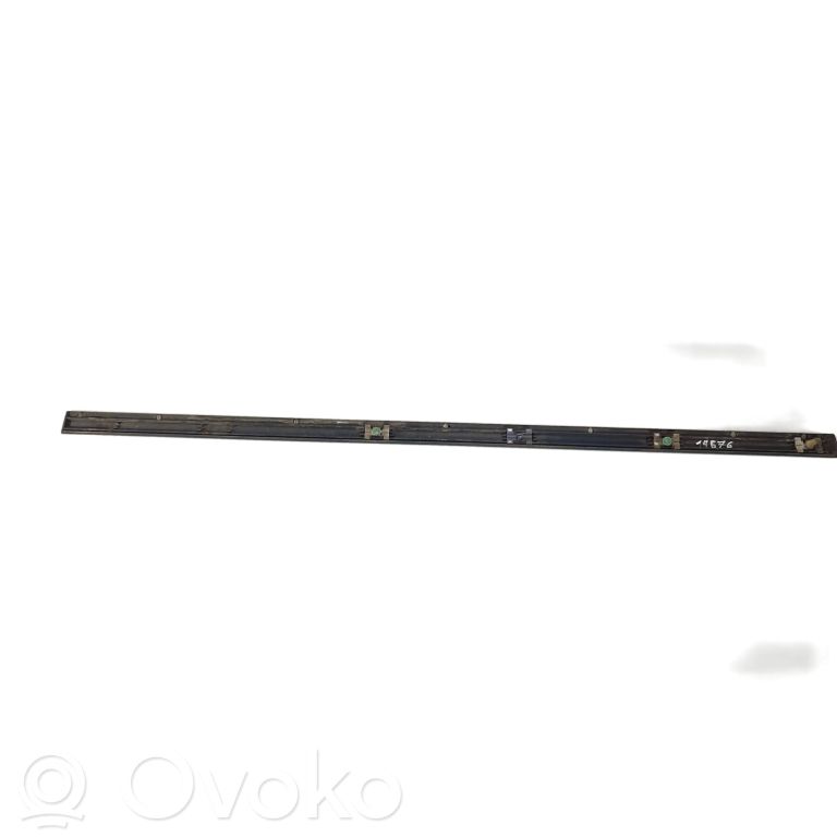 Priekšpusē durvju dekoratīvā apdare (moldings)