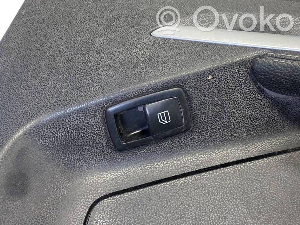 Apšuvums aizmugurējām durvīm