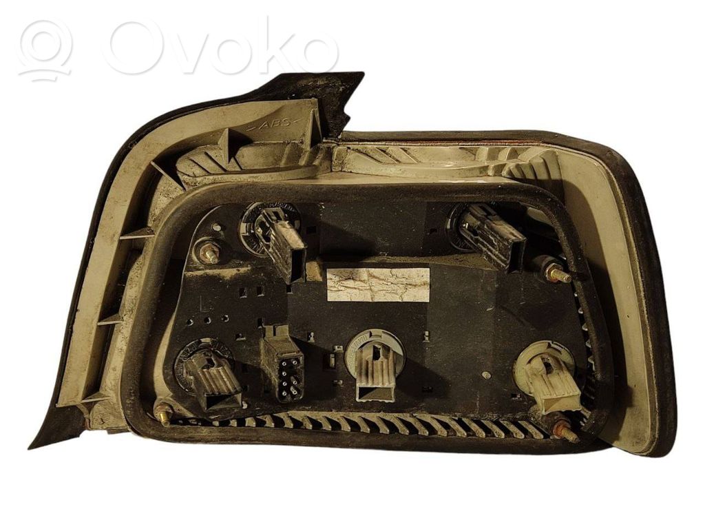 Aizmugurējais lukturis virsbūvē