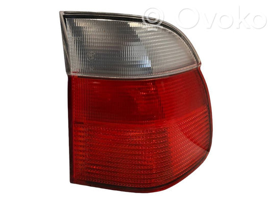 Aizmugurējais lukturis virsbūvē