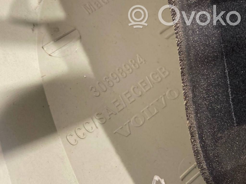 Задний фонарь в кузове