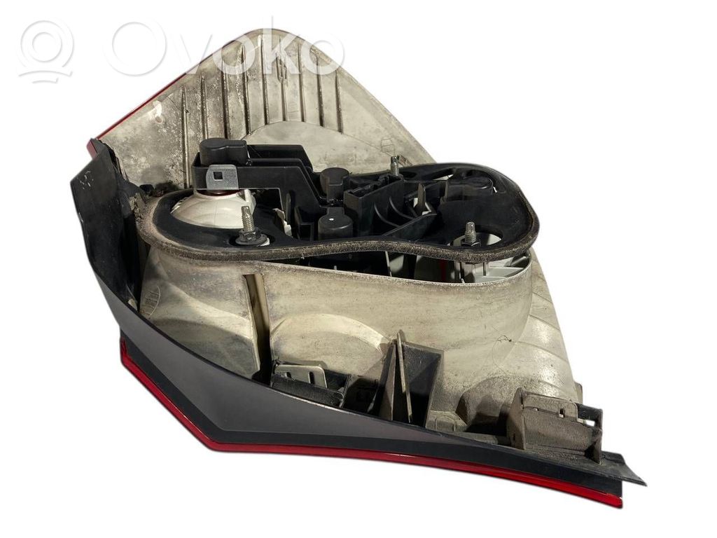 Aizmugurējais lukturis virsbūvē