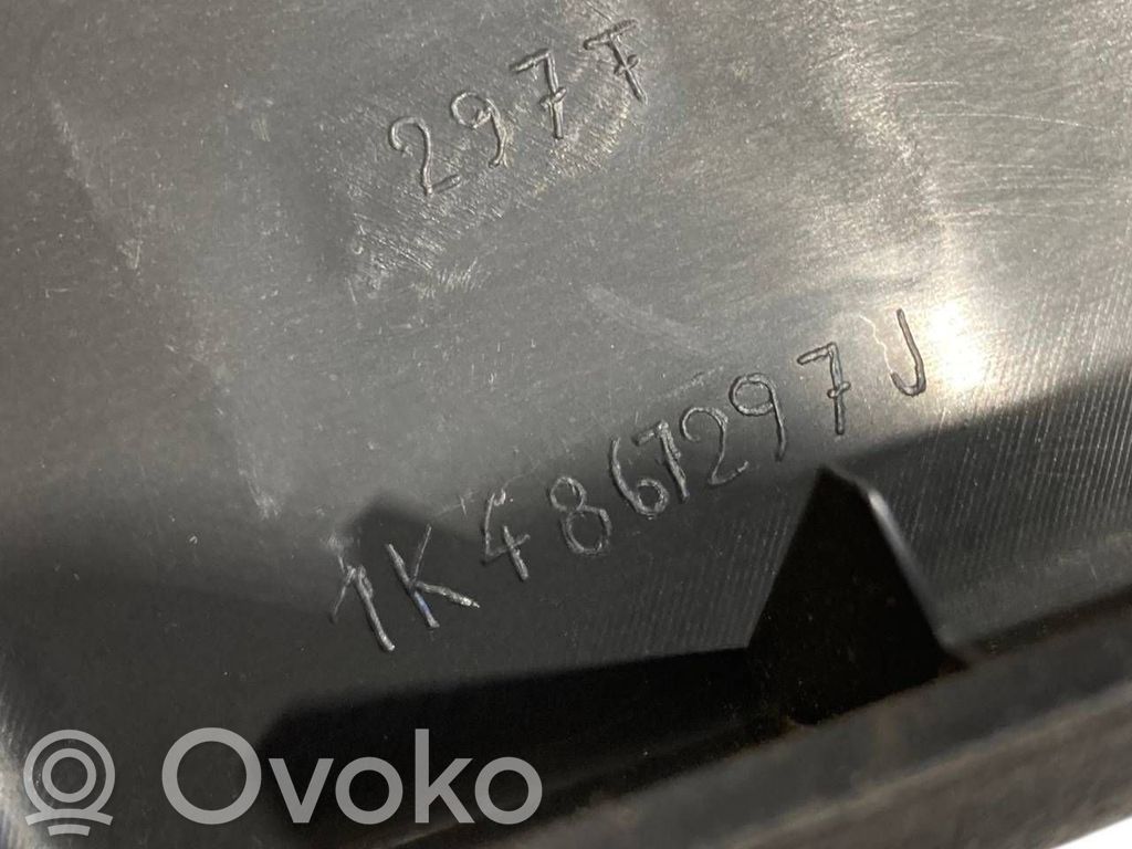 (B) statņa dekoratīvā apdare (apakšdaļa)