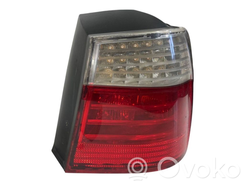 Aizmugurējais lukturis virsbūvē