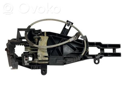 Priekšpusē turētājs / kronšteins ārējam atvēršanas rokturim