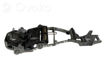 Priekšpusē turētājs / kronšteins ārējam atvēršanas rokturim