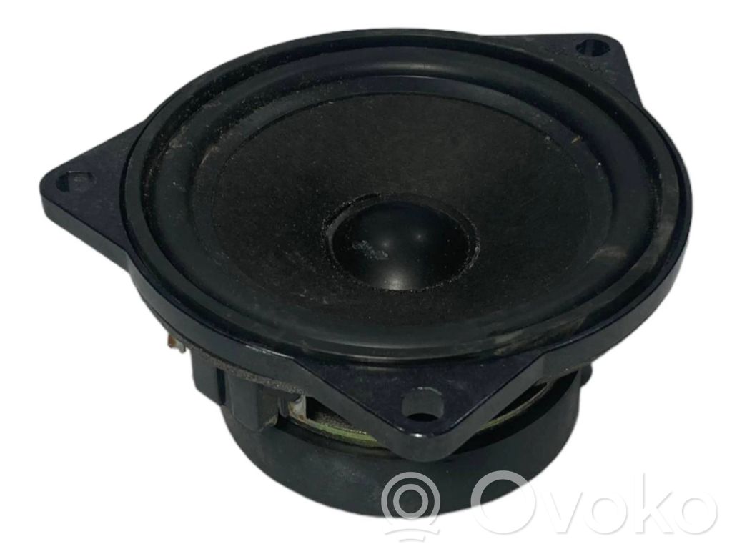 Skaļrunis (-i) aizmugurējā palodzē