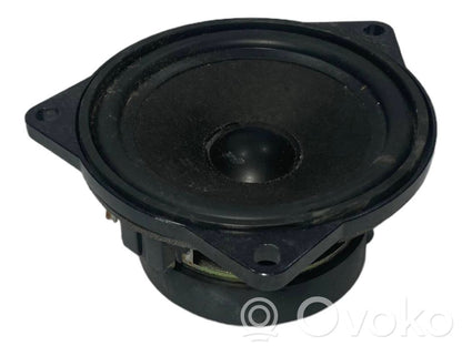 Skaļrunis (-i) aizmugurējā palodzē