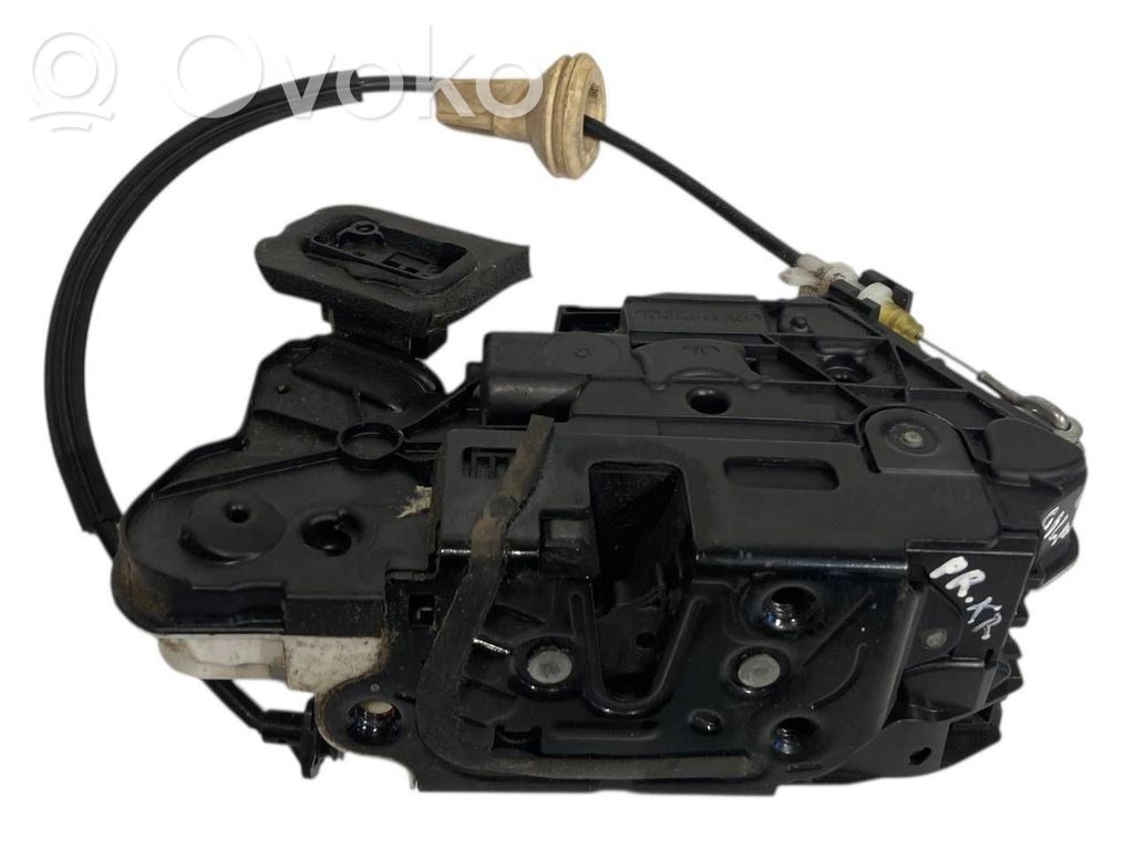 Priekšpusē slēdzene