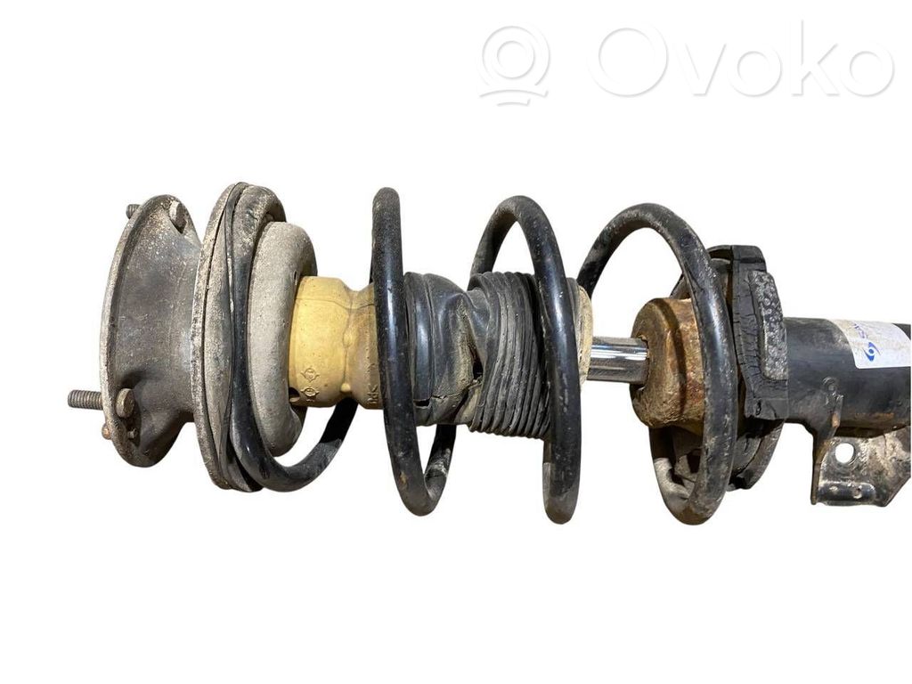 Priekšpusē amortizators ar atsperi