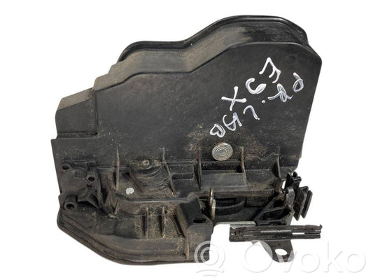 Priekšpusē slēdzene