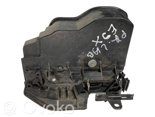 Priekšpusē slēdzene