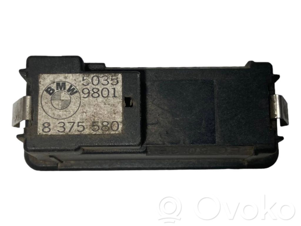 Aizmugurējo durvju aizvēršanas slēdzis