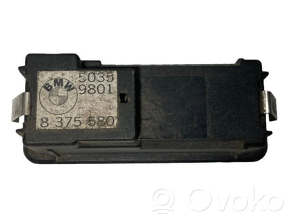 Aizmugurējo durvju aizvēršanas slēdzis