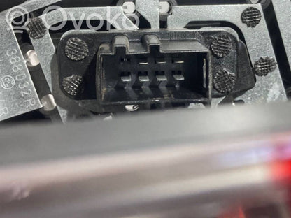 Aizmugurējais lukturis virsbūvē