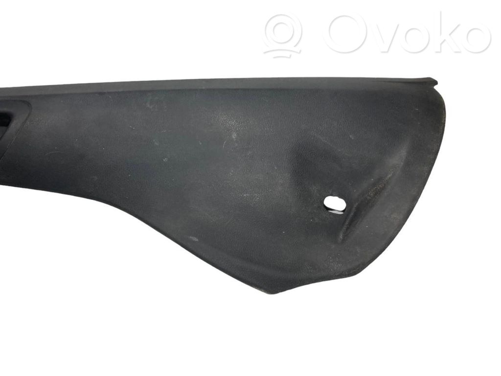 (C) statņa dekoratīvā apdare