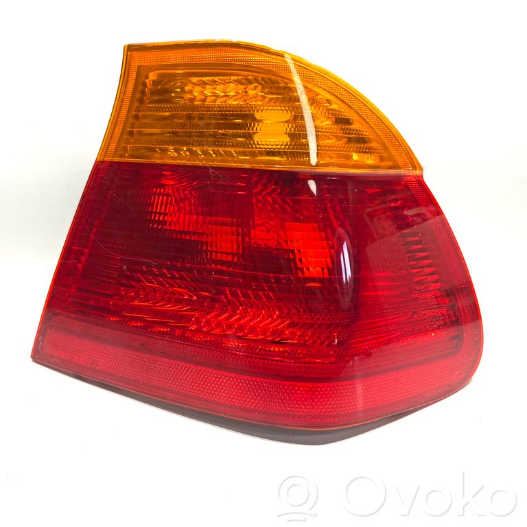 Aizmugurējais lukturis virsbūvē