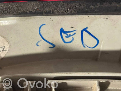 Aizmugurējais lukturis virsbūvē