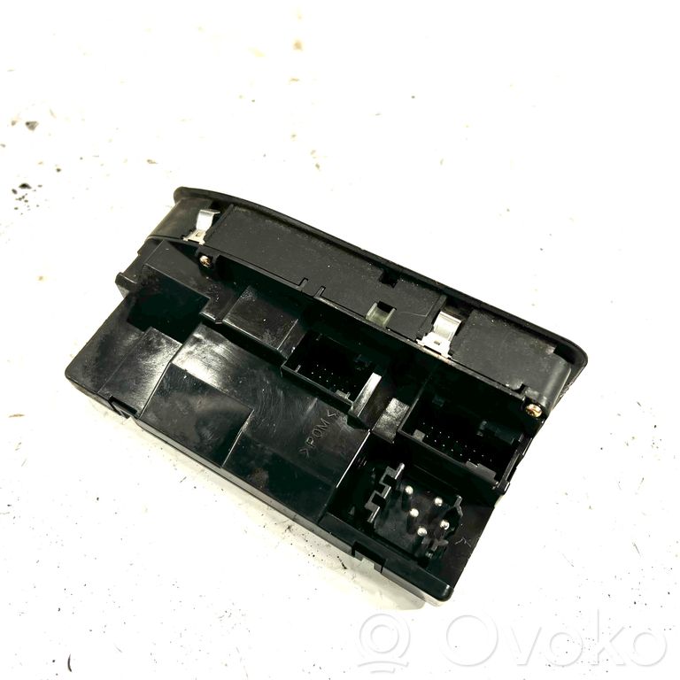 Window lift control switch(es)