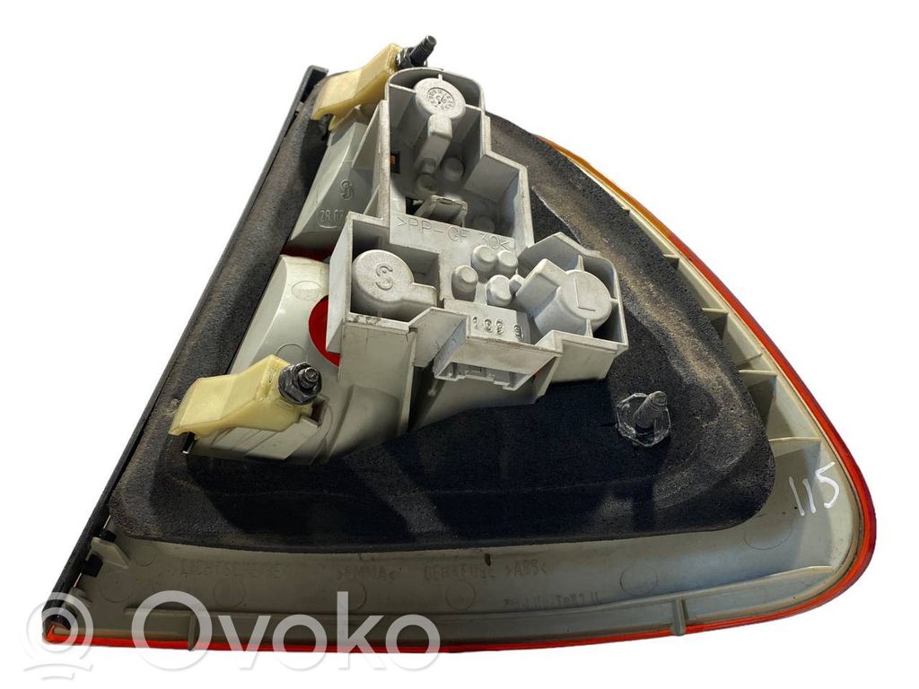 Aizmugurējais lukturis virsbūvē