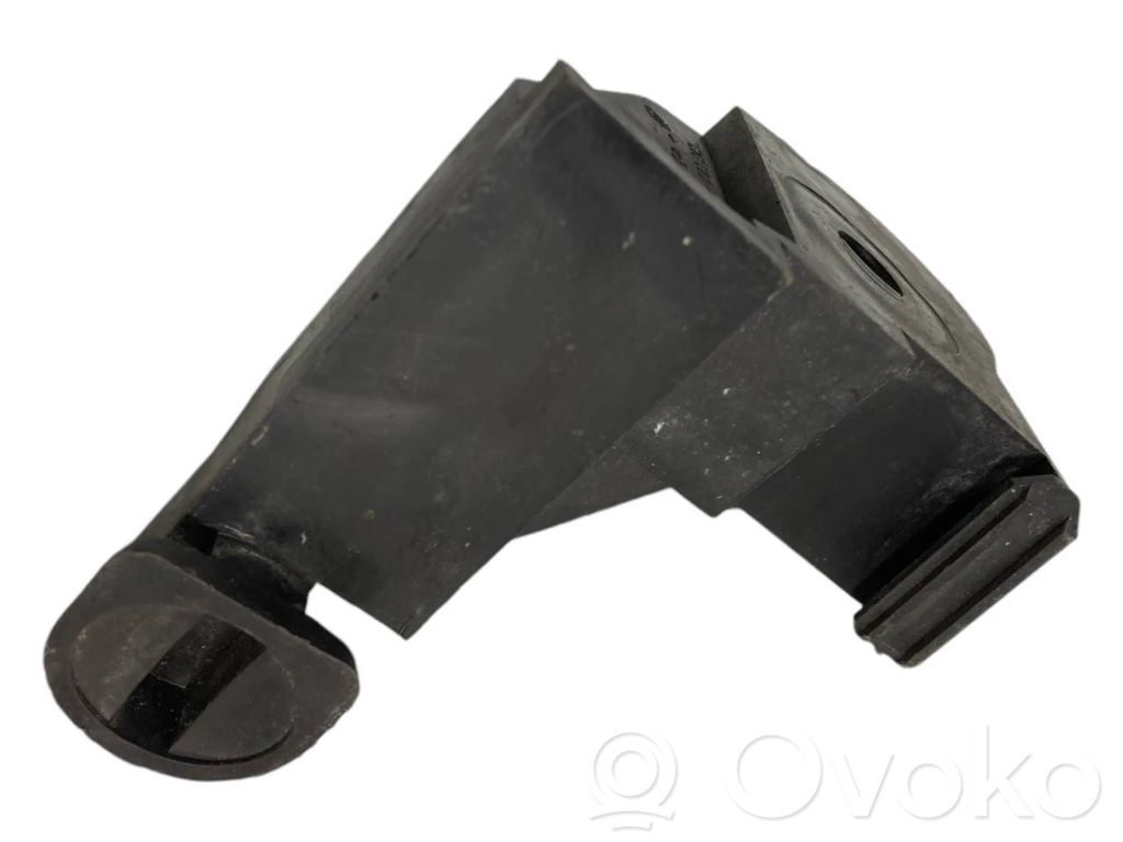 Priekšpusē bampera turētājs