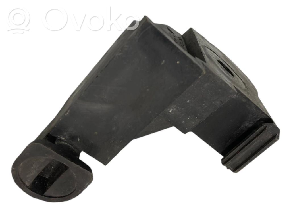 Priekšpusē bampera turētājs